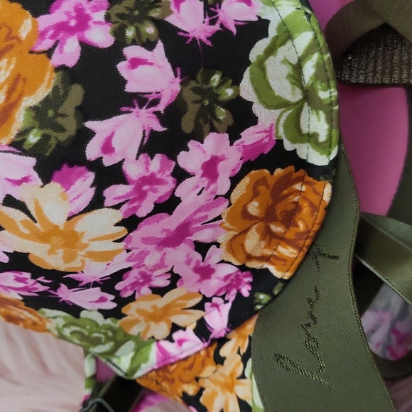 New Listing!! Brand New PINK Victoria's Secret 32DD Bra-& VS Thong-XS - Picture 6 of 6